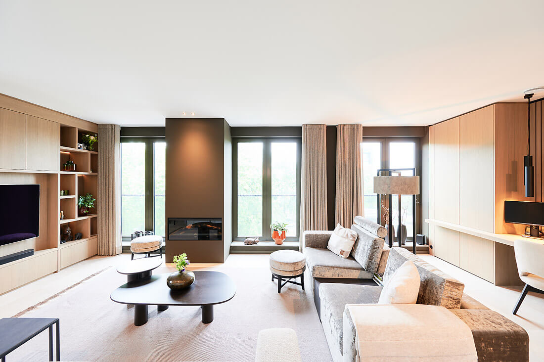 Mat wit Plameco spanplafond in woonkamer met Japandi interieur met veel beige tinten.