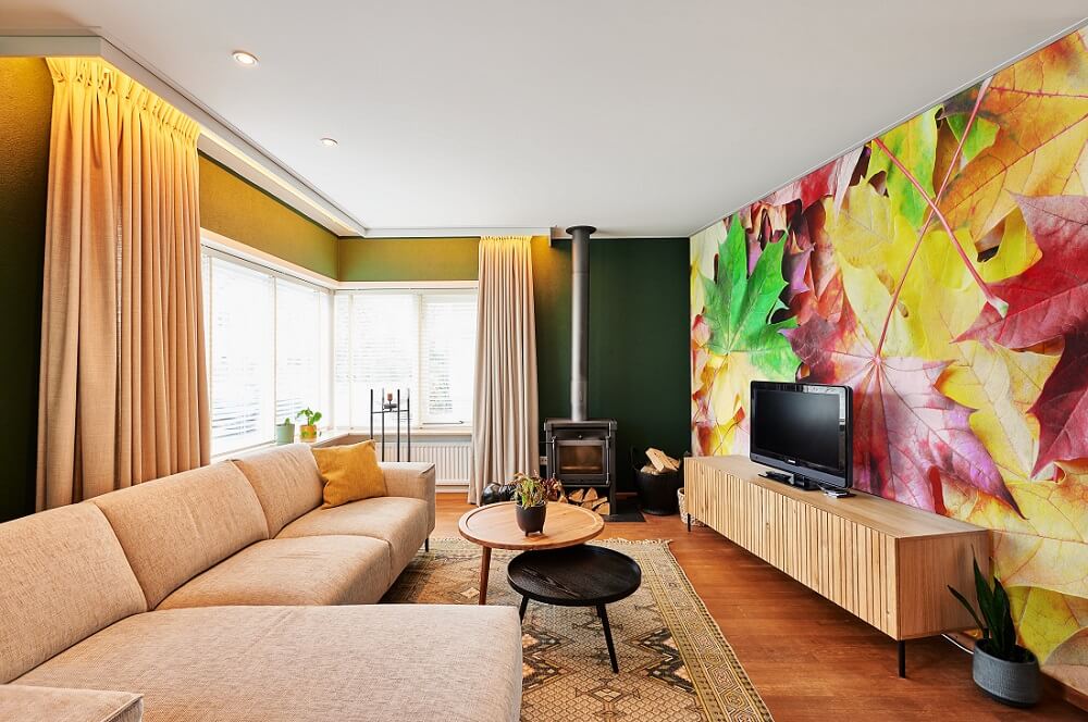 Plameco plafonds: woonkamer met spanplafond, verlichte gordijnrails en fotowand