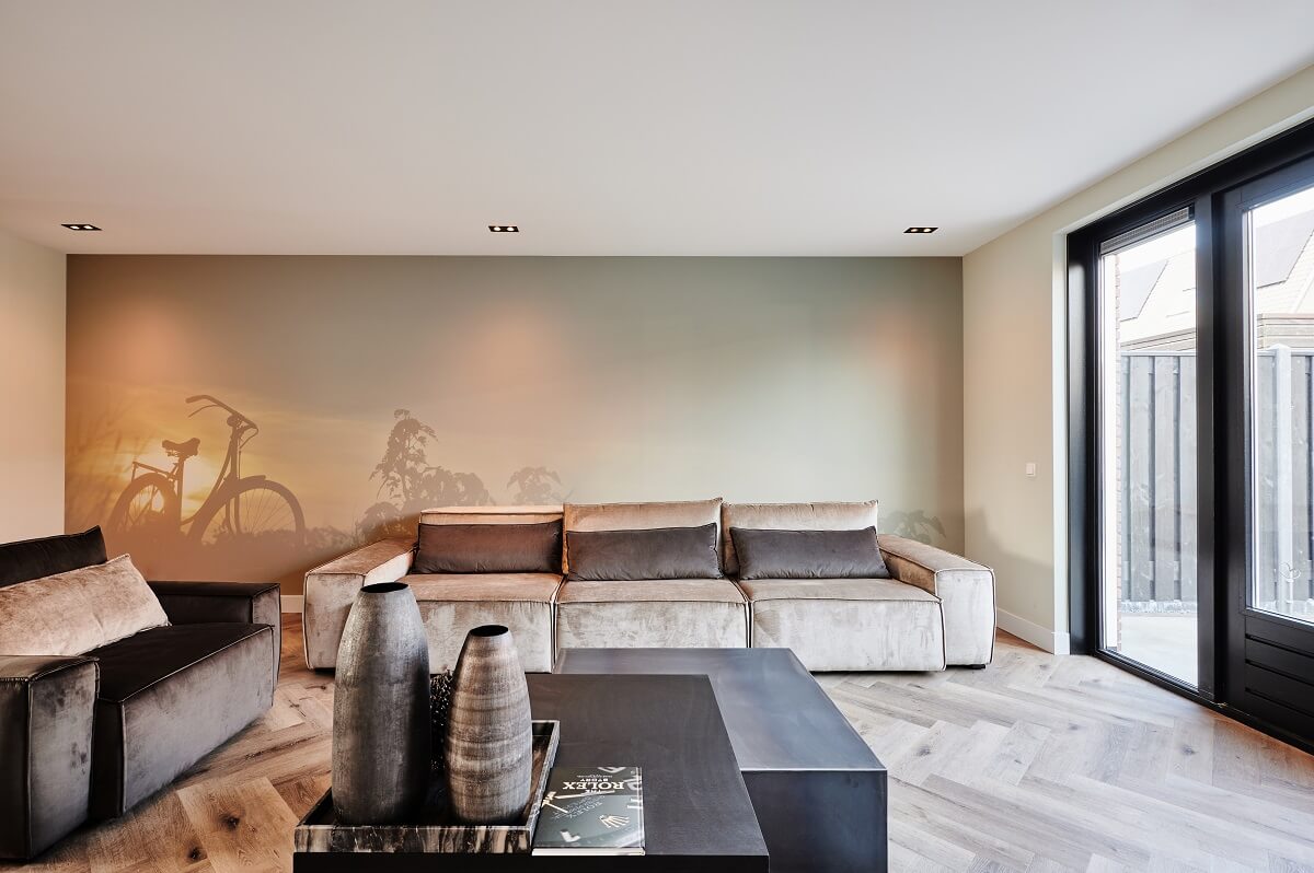 Plameco plafonds: woonkamer met spanplafond, verlichting en fotowand
