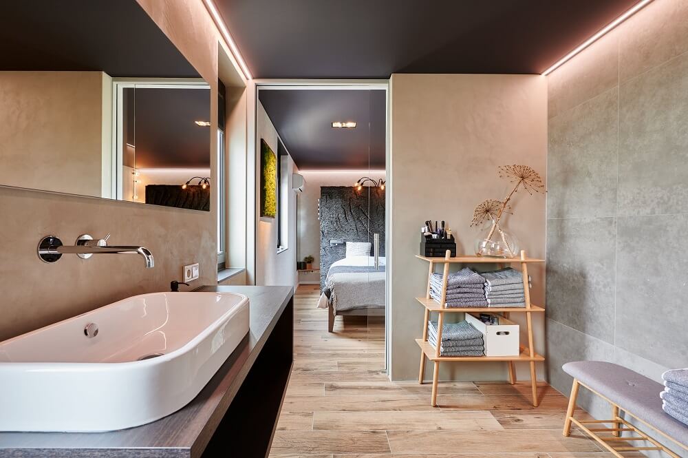Plameco spanplafond: badkamer met donker plafond en perfecte verlichting.