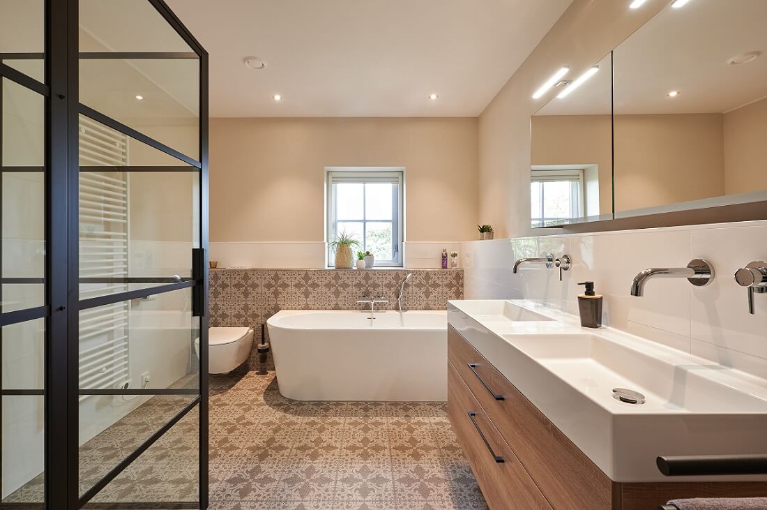 Plameco spanplafond: Badkamer met spanplafond in mat wit en inbouwspots
