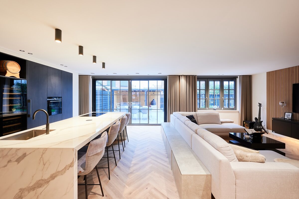 Plameco spanplafond in woonkamer en keuken met geïntegreerd akoestisch materiaal