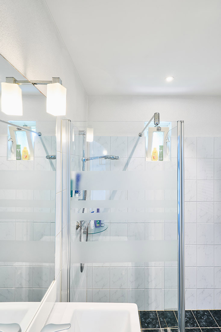 Vernieuwd Plameco spanplafond in de badkamer met spotjes