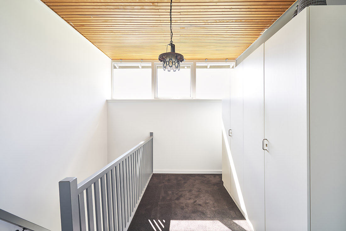 Schrootjesplafond in overloop met ouderwetse plafond lamp en witte kasten