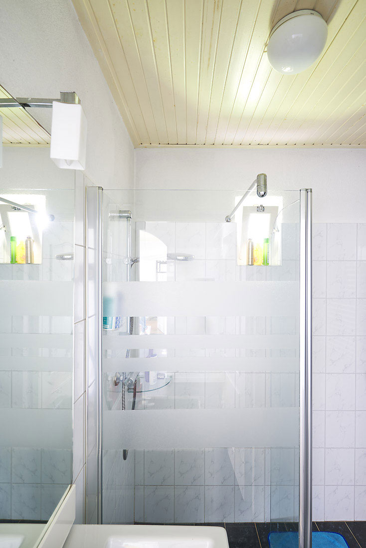 Vergeeld schrootjesplafond in witte badkamer